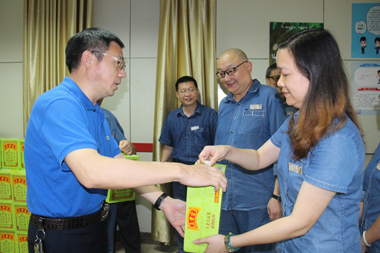 集團(tuán)公司領(lǐng)導(dǎo)胡謀一行為股份公司一線員工送清涼并開(kāi)展調(diào)研