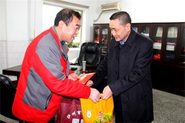 瀘州市委常委、政法委書記、常務(wù)副市長封安來公司慰問全國英模李長江