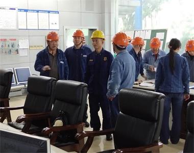 納溪區(qū)消防應(yīng)急救援大隊(duì)大隊(duì)長(zhǎng)鄧開(kāi)國(guó)一行檢查公司消防安全工作