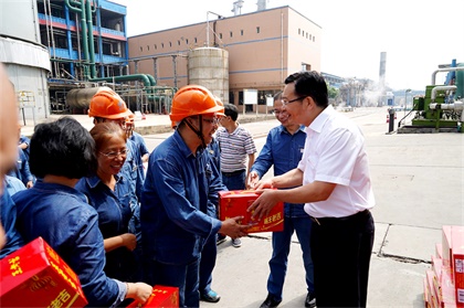 集團(tuán)公司黨委書記譚光軍為股份公司一線干部員工送清涼