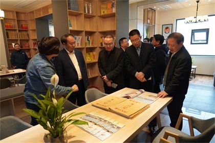 瀘天化股份公司隆重舉行職工文化活動陣地揭牌暨贈書儀式