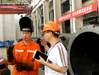 四川工人日?qǐng)?bào)社記者就“一線職工戰(zhàn)三伏”到瀘天化進(jìn)行采訪報(bào)道