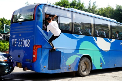 瀘天化股份公司舉行車輛道路交通事故應(yīng)急演練