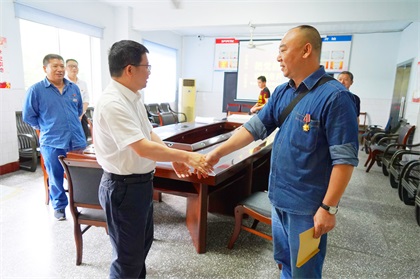 瀘天化股份公司開展“把黨的關愛送到老兵心中”暖心慰問活動