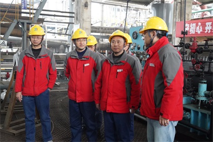 瀘天化股份公司黨委書記、董事長廖廷君深入大修現(xiàn)場為參戰(zhàn)將士加油鼓勁