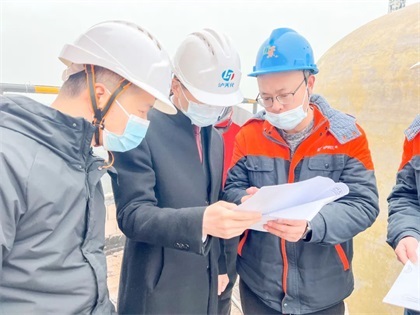 納溪區(qū)副區(qū)長(zhǎng)向來富一行到瀘天化股份公司督導(dǎo)大氣污染防治工作