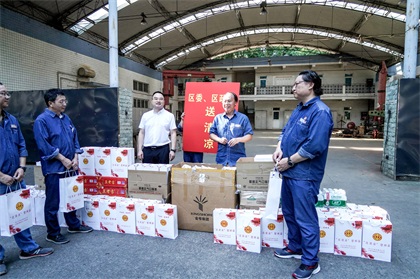 納溪區(qū)委副書記、區(qū)長袁維榮帶隊來瀘天化股份公司開展“送清涼”慰問活動