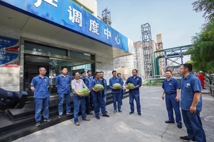 暖心！瀘天化股份公司領(lǐng)導(dǎo)為員工送西瓜解暑