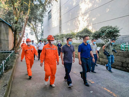 納溪區(qū)委副書記、區(qū)長袁維榮到瀘天化精正技術(shù)檢測公司檢查核與輻射安全工作