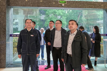 四川省發(fā)改委產業(yè)發(fā)展處副處長劉小剛一行來我公司調研