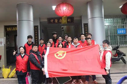 瀘天化股份公司團委組織志愿者到納溪區(qū)人民醫(yī)院開展志愿者主題活動