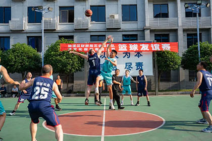 納溪區(qū)財(cái)政局、農(nóng)業(yè)局與瀘天化舉行籃球友誼賽