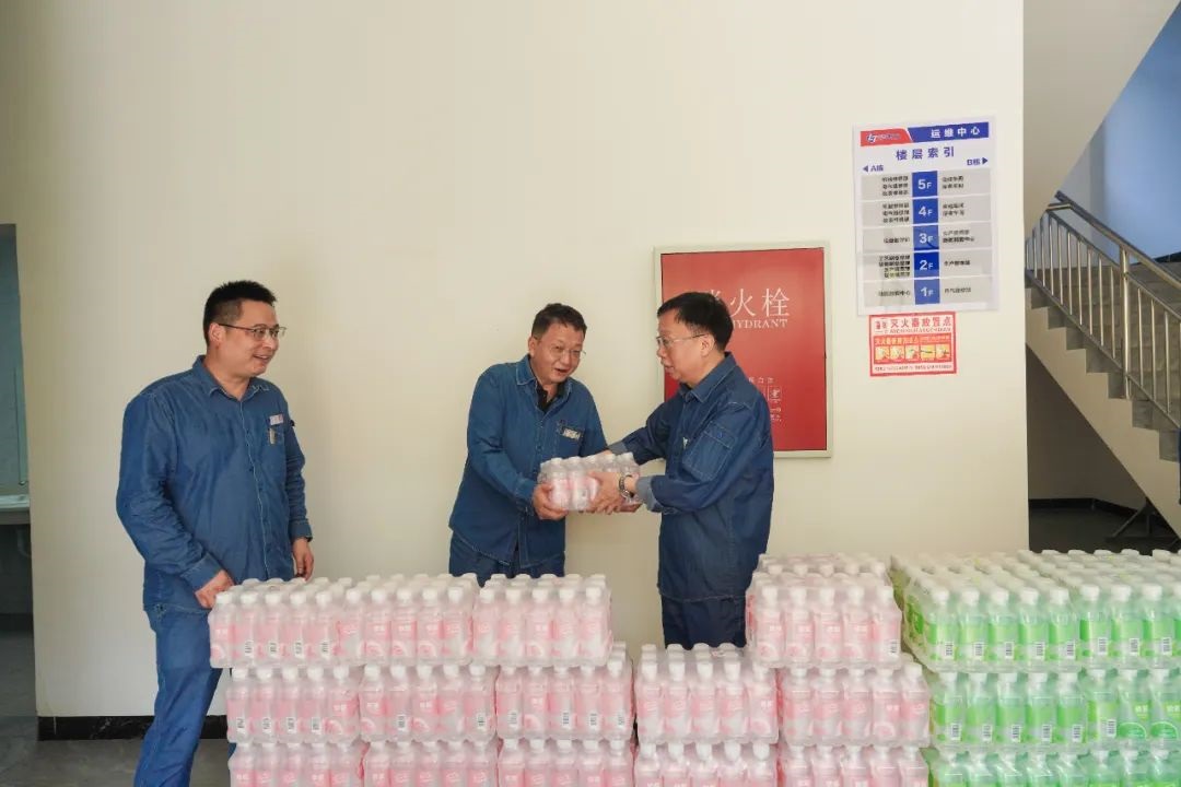 瀘天化股份公司領(lǐng)導(dǎo)傅利才、陳偉慰問尿素造粒塔環(huán)保升級(jí)改造項(xiàng)目一線勞動(dòng)者