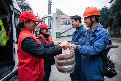 瀘天化股份公司團(tuán)委為大修一線員工送愛(ài)心午餐